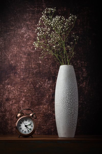 Vintage-Uhr und Blumen von Sumit Dhuper