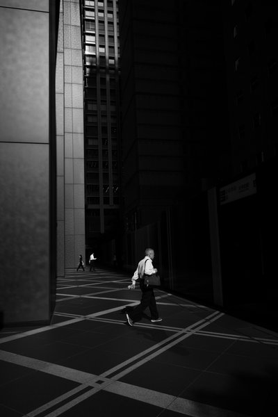 Städtischer Schritt und Schatten von Takumi Hiura