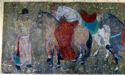 Chinesische Kunst: „zwei Palefreniers treiben vier Pferde in einem kaiserlichen Stall“ Detail eines Fragments einer Seidenmalereirolle, die Han Kan zugeschrieben wird, Hofmaler des Kaisers Hiuan tsong (712-756). Tang-Zeit. von Tang Dynasty Chinese School