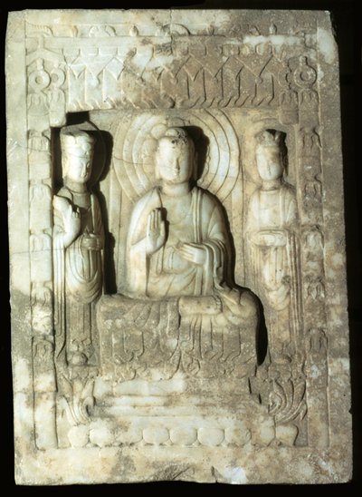 Stele, die den Buddha umgeben von seinen zwei Begleitern darstellt, 618-907 (Kalkstein) von Tang Dynasty Chinese School