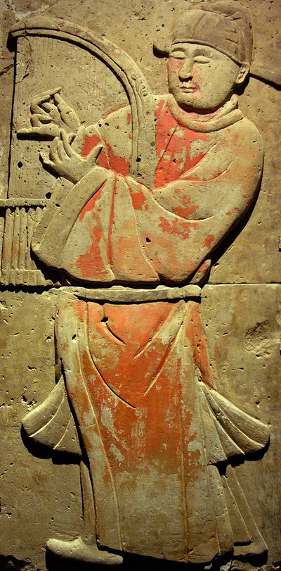 Terrakotta-Stele mit Musiker, Tang-Dynastie (618-907), entdeckt in der Provinz Shaanxi, Stelenwald-Museum in Xian. Fotografie, Leonard de Selva, China, 2006. von Tang Dynasty Chinese School