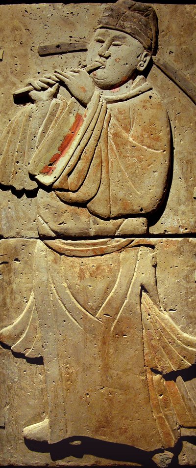 Terrakotta-Stele mit Musiker, Tang-Dynastie (618-907), entdeckt in der Provinz Shaanxi, Stelenwald-Museum in Xian. Fotografie, Leonard de Selva, China, 2006. von Tang Dynasty Chinese School