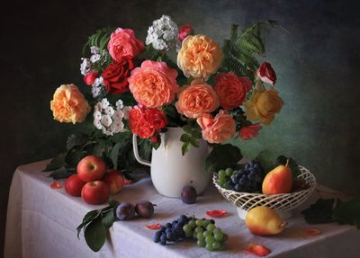 Gartenrosen und Früchte von Tatyana Skorokhod