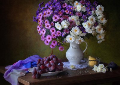 Rustikale Blumen und Trauben von Tatyana Skorokhod