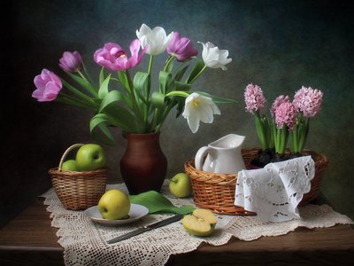 Frühlingsblumen und Äpfel von Tatyana Skorokhod