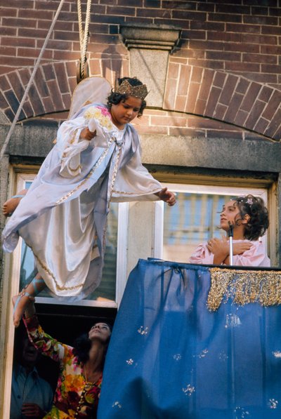 Ein Engel segnet das Fest der Madonna del Soccorso von Ted Spiegel