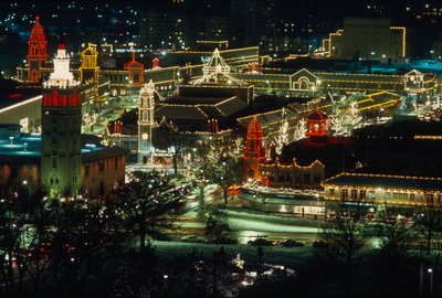 Weihnachtslichter bei Nacht, Kansas City von Ted Spiegel