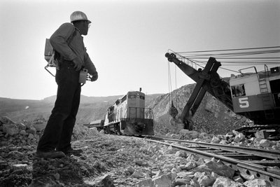 Kupfererzverladung in der Morenci-Mine mit Funksteuerung für die Phelps Dodge Schmelze in Douglas, Arizona von Ted Spiegel