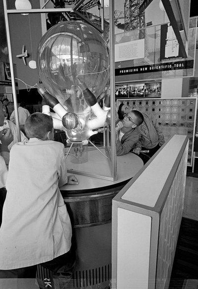 Besucher der Weltausstellung in Seattle 1962 bewundern eine Wissenschaftsausstellung von Ted Spiegel
