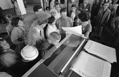 Besucher der Weltausstellung in Seattle 1962 untersuchen frühe UNIVAC-Großrechneranzeige von Ted Spiegel