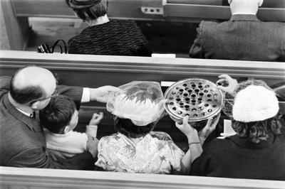 Wein wird während der Kommunion bei einem Sonntagsgottesdienst in der First Congregational Church gereicht von Ted Spiegel