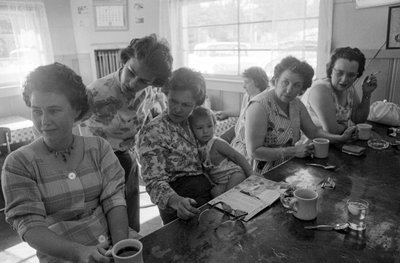 Frauen an einem Tresen unterhalten sich beim Frühstück in einem Diner in Oregon von Ted Spiegel