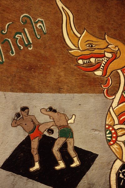 Dekoration auf einem Ochsenkarren, die Muay Thai darstellt von Thai School