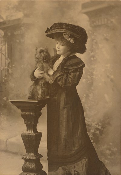 [Sarah Bernhardt in einem Studio, hält einen kleinen schwarzen Hund auf einem kunstvoll geschnitzten Holzsockel] von Theodore C. Marceau