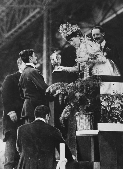 Königin Alexandra überreicht Dorando einen speziellen Pokal zur Erinnerung an seine große Anstrengung, den olympischen Marathon im Juli 1908 zu gewinnen von Thomas E. and Horace Grant Grant