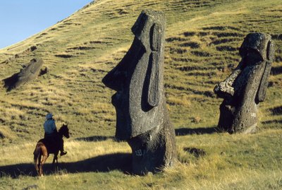Monolithen der Osterinsel, genannt Moai, in einer vulkanischen Landschaft sind antike Wächter von Thomas J. Abercrombie