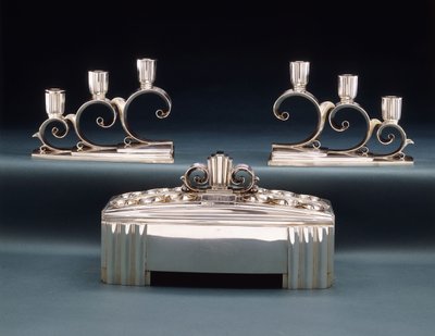 Ein Tiffany & Co. Ausstellungsmittelstück und zwei dreiflammige Kandelaber, hergestellt für die Weltausstellung 1939, ca. 1939 von Tiffany and Company