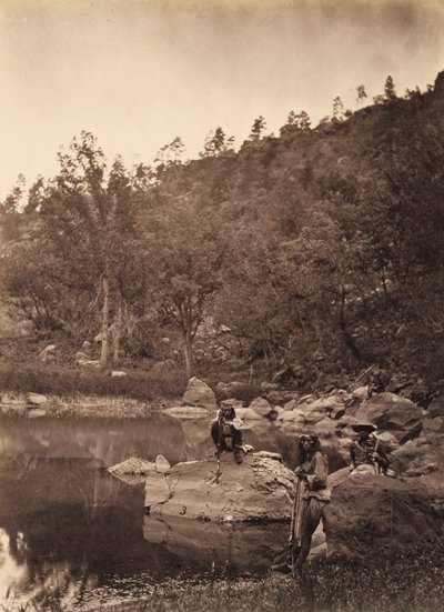 Blick auf den Apache-See, Sierra Blanca Range, Arizona, mit zwei Apache-Scouts im Vordergrund von Timothy H. O