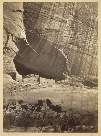 Antike Ruinen im Cañon de Chelle, N.M. In einer Nische 50 Fuß über dem heutigen Cañon-Bett. von Timothy O