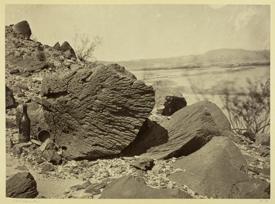 Vom Sand geformter Felsen unterhalb des Fortification Rock, Arizona von Timothy O