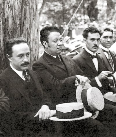 Jose Vasconcelos und Diego Rivera während einer Veranstaltung im Freien im Chapultepec-Park, Mexiko-Stadt, 1921 von Tina Modotti