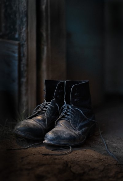 Alte abgenutzte Stiefel von Tina Reid