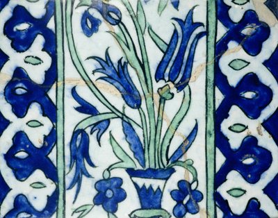 Isnik-Fliese mit einer Vase mit Blumen und Rändern von Turkish School