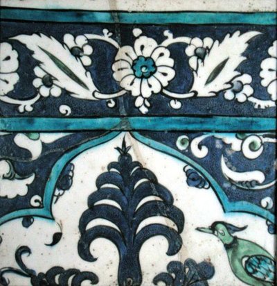 Isnik-Fliese mit Blumendesign und Rand (Irdenware mit farbiger Unterglasur) von Turkish School