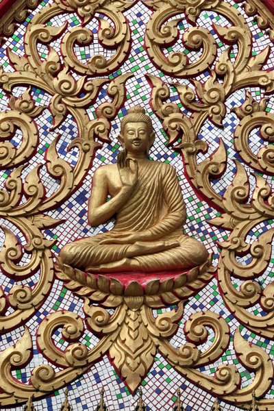 Eingangstür verziert mit Goldreliefs. Der lehrende Buddha zeigt einen besonderen Moment im Leben des Buddha, nämlich die erste Predigt nach der Erleuchtung von Unbekannt