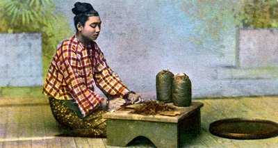Eine burmesische Frau macht Zigarren, um 1900 von Unbekannt