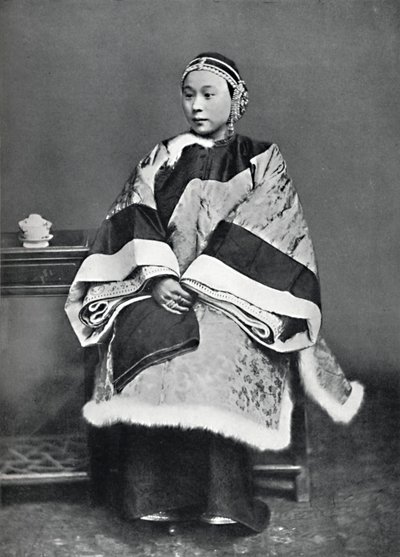 Eine chinesische Dame von hohem Rang in voller Tracht, 1902 von Unbekannt