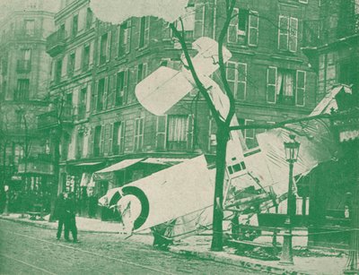 Ein französisches Flugzeug landet in einer Pariser Straße, um 1917 von Unbekannt