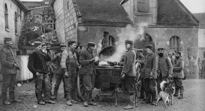 Eine Feldküche der deutschen Armee in einem französischen Dorf, Erster Weltkrieg, 1915 von Unbekannt