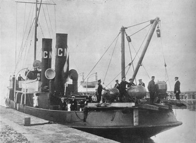 Ein deutscher Minenleger verlässt den Hafen mit ihren Minen auf Deck, 1914 von Unbekannt