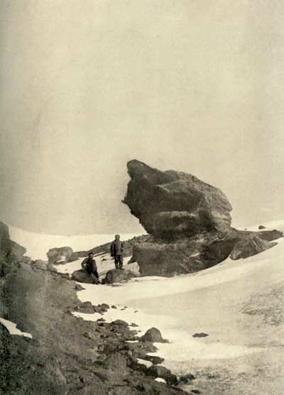 Ein großer Kenyte-Felsbrocken in der Nähe der Winterquartiere, ca. 1908, 1909 von Unbekannt
