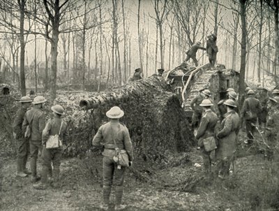 Ein Landship bringt unter Tarnung eine 5,9 deutsche Marinekanone herein, 1919 von Unbekannt