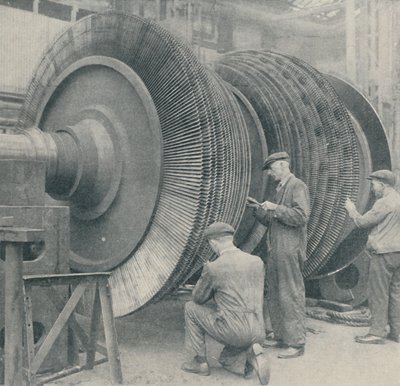 Ein Rotor mit vielen Klingen für eine der Niederdruckturbinen der Queen Mary, 1937 von Unbekannt