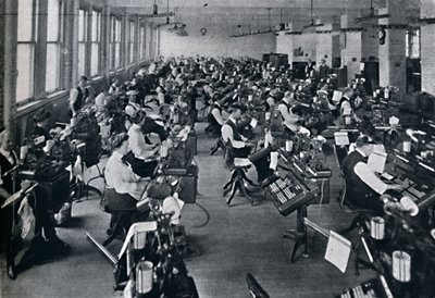 Ansicht der größten Batterie von Setzmaschinen der Welt, 1916 von Unbekannt