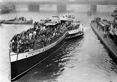 Eine Menschenmenge an einem Feiertag an Bord eines Raddampfers auf dem Weg nach Margate, London, 1926-1927 von Unbekannt