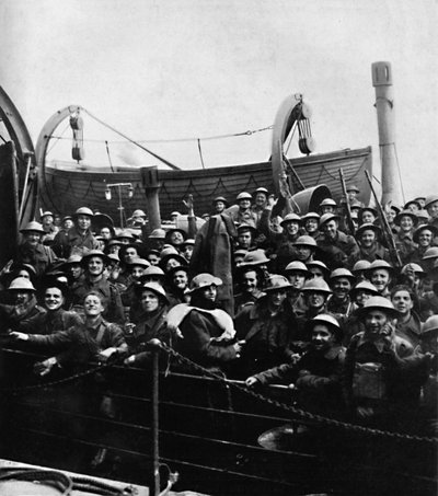 Ein Boot mit Soldaten, die aus Dünkirchen gerettet wurden, 1940, 1945 von Unbekannt