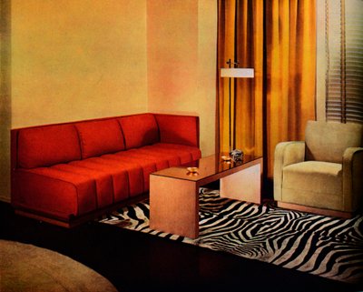 Eine Ecke im Wohnzimmer des amerikanischen Designers Walter Dorwin Teague, um 1940 von Unbekannt