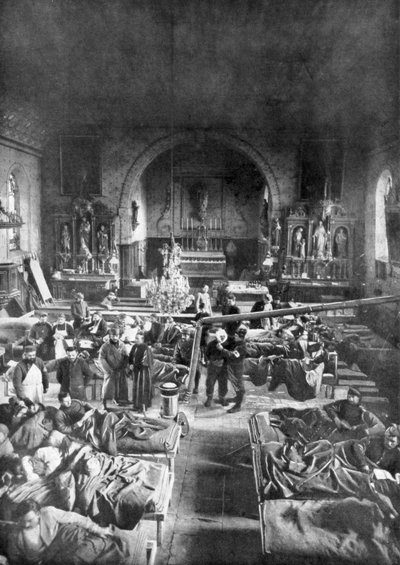 Eine Feldstation an der Front, im Kirchenschiff einer ländlichen Kirche, Erster Weltkrieg, 1915 von Unbekannt