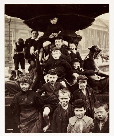 Eine Gruppe von Kindern vor dem Steble-Brunnen, Liverpool, um 1905 von Unbekannt