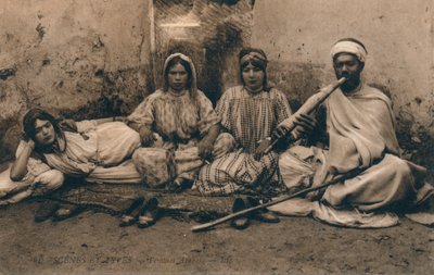 Eine Fotografie, die traditionelle arabische Menschen zeigt, um 1909 von Unbekannt