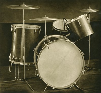 Ein Satz Schlaginstrumente, Trommeln und Becken tschechoslowakischer Herstellung, 1948 von Unbekannt