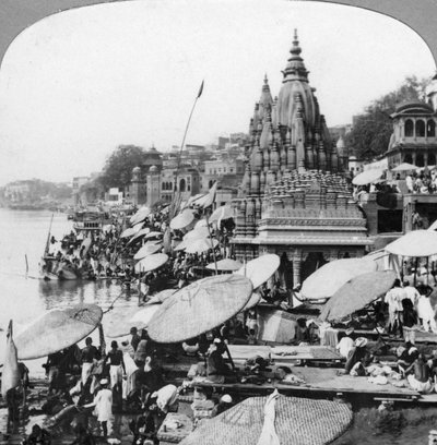 Ein Tempel und Ghats am Ganges in Benares Varanasi, Indien von Unbekannt