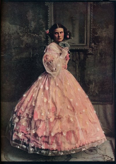Ein Ballkleid mit drei Volants aus rosa Seide, mit Überkleid aus weißer Blumenmuster-Gaze, 1850-60 von Unbekannt