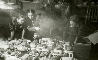 Schauspielerinnen des Moskauer Künstlertheaters bereiten Geschenke für die Rote Armee vor, UdSSR, 1943 von Unbekannt