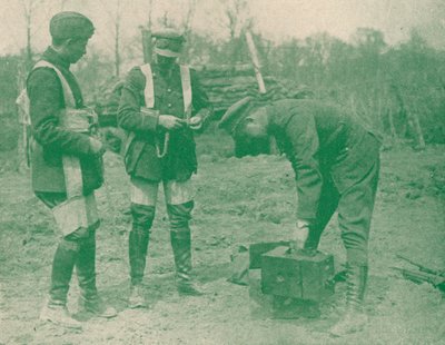 Luftfotografen befestigen Fallschirmgurte vor dem Aufstieg, ca. 1917, 1919 von Unbekannt