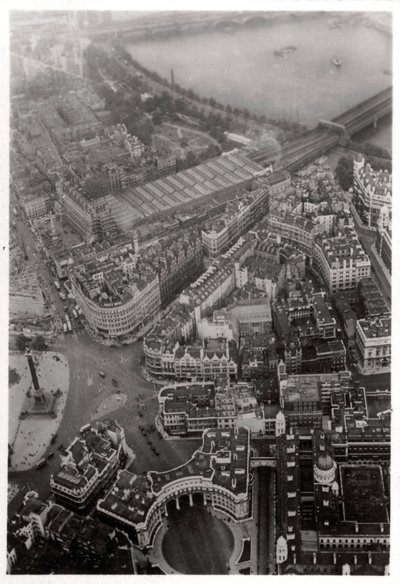 Luftaufnahme des Trafalgar Square, London, aus einem Zeppelin, 1931-1933 von Unbekannt